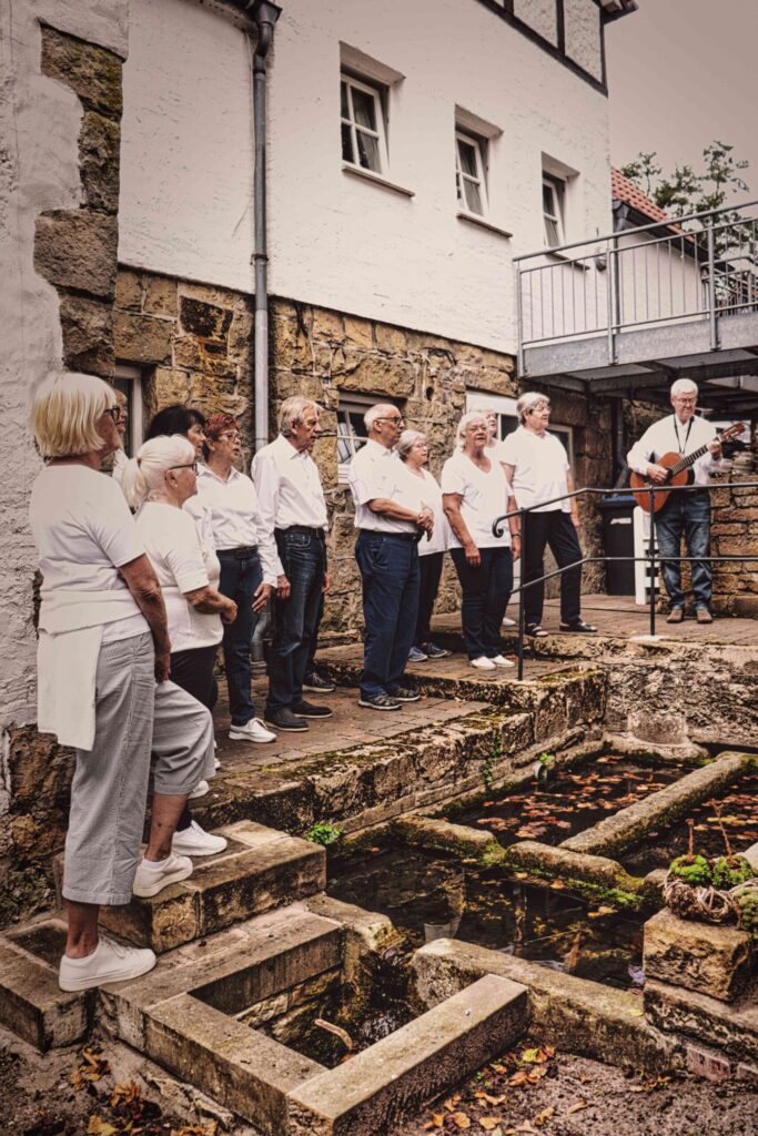 Mühlenchor Brochterbeck: Brochterbeckerinnen und Ibbenbürener singen im Chor beim Mühlenteich in Tecklenburg-Brochterbeck