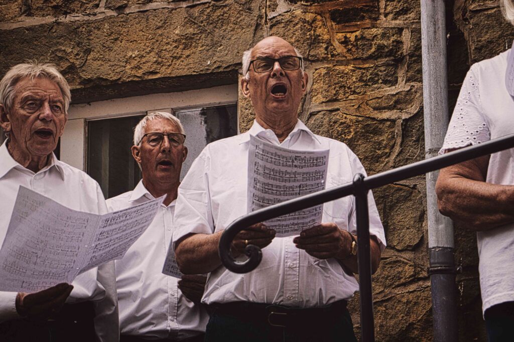 Mühlenchor Brochterbeck: Brochterbeckerinnen und Ibbenbürener singen im Chor beim Mühlenteich in Tecklenburg-Brochterbeck