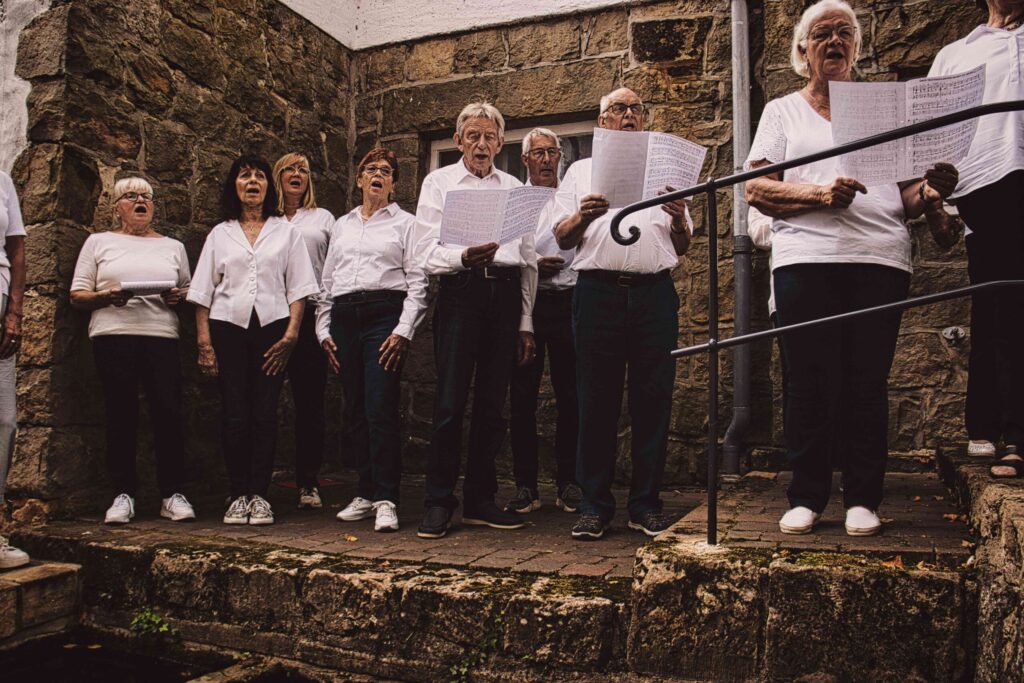Mühlenchor Brochterbeck: Brochterbeckerinnen und Ibbenbürener singen im Chor beim Mühlenteich in Tecklenburg-Brochterbeck