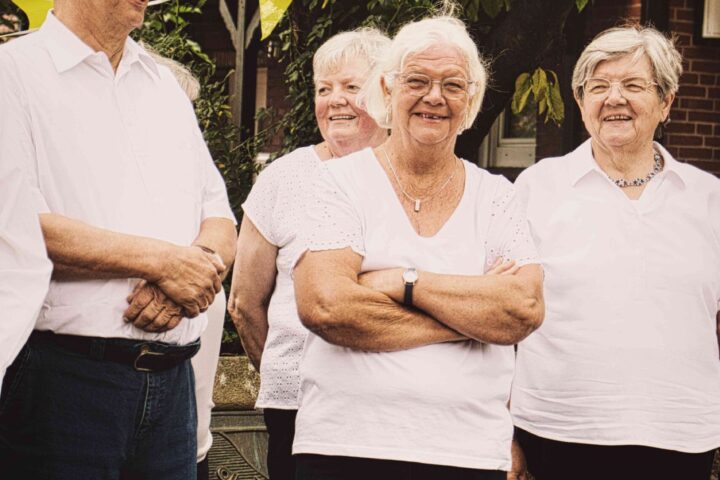 Mühlenchor Brochterbeck: Brochterbeckerinnen und Ibbenbürener singen im Chor beim Mühlenteich in Tecklenburg-Brochterbeck