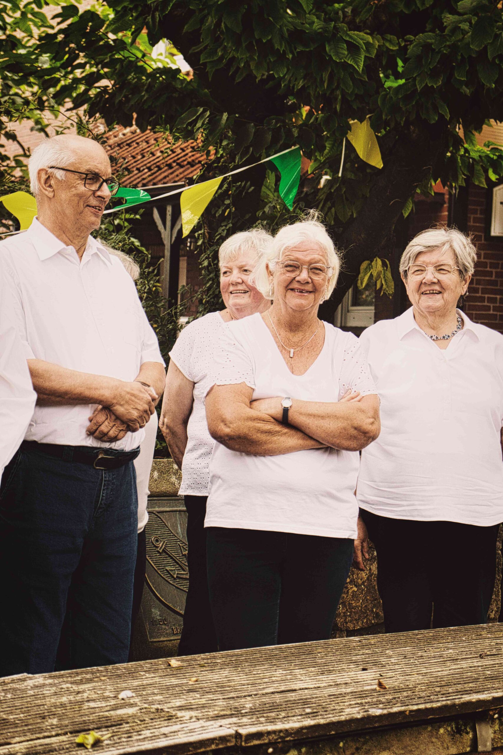 Mühlenchor Brochterbeck: Brochterbeckerinnen und Ibbenbürener singen im Chor beim Mühlenteich in Tecklenburg-Brochterbeck