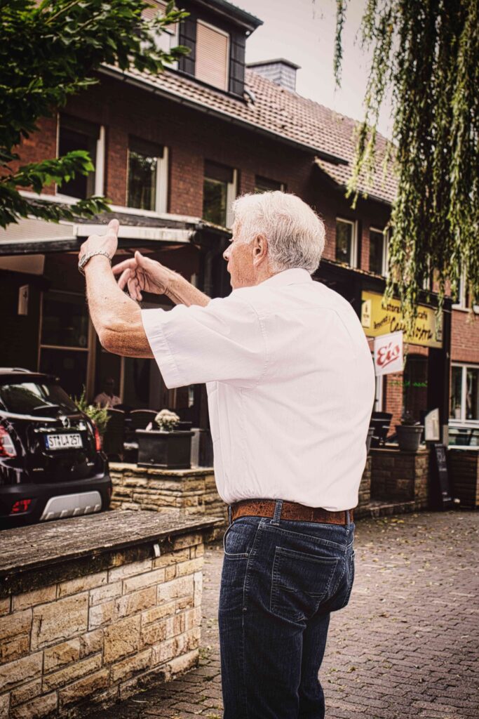 Mühlenchor Brochterbeck: Brochterbeckerinnen und Ibbenbürener singen im Chor beim Mühlenteich in Tecklenburg-Brochterbeck, Werner Kluck, Chorleiter
