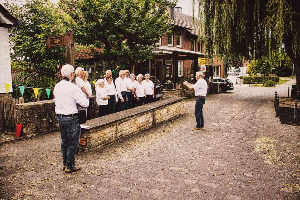 Mühlenchor Brochterbeck: Brochterbeckerinnen und Ibbenbürener singen im Chor beim Mühlenteich in Tecklenburg-Brochterbeck