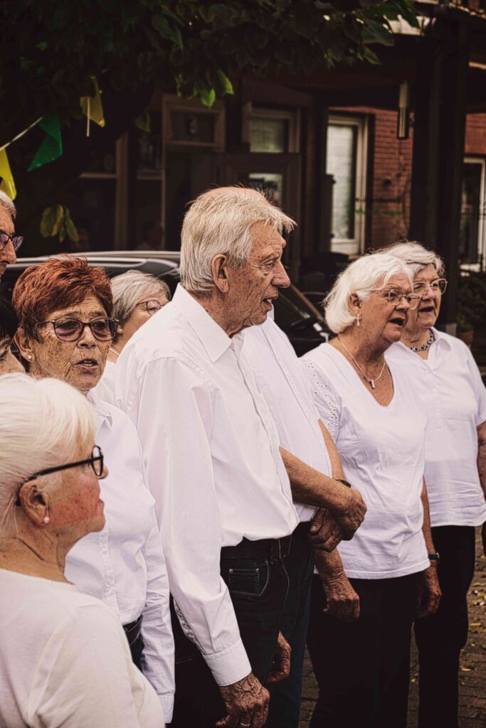 Mühlenchor Brochterbeck: Brochterbeckerinnen und Ibbenbürener singen im Chor beim Mühlenteich in Tecklenburg-Brochterbeck