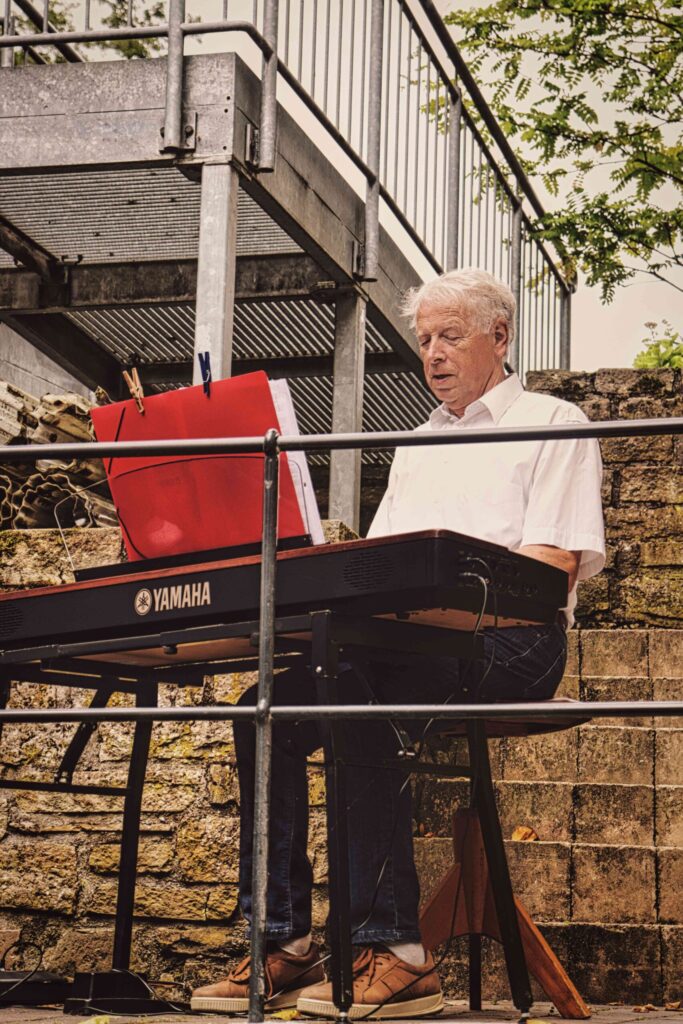 Werner Kluck, Brochterbecker, leitet den Brochterbecker Mühlenchor. Die älteren Herren und Damen singen, treten auf und haben eine gute Zeit.