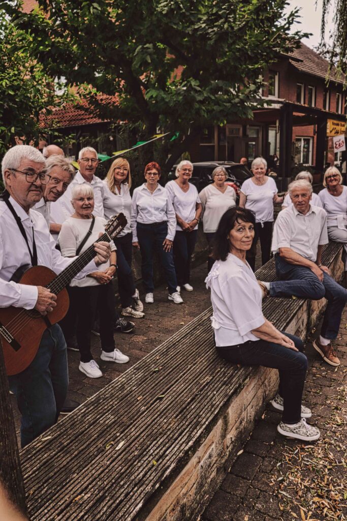 Mühlenchor Brochterbeck: Brochterbeckerinnen und Ibbenbürener singen im Chor beim Mühlenteich in Tecklenburg-Brochterbeck