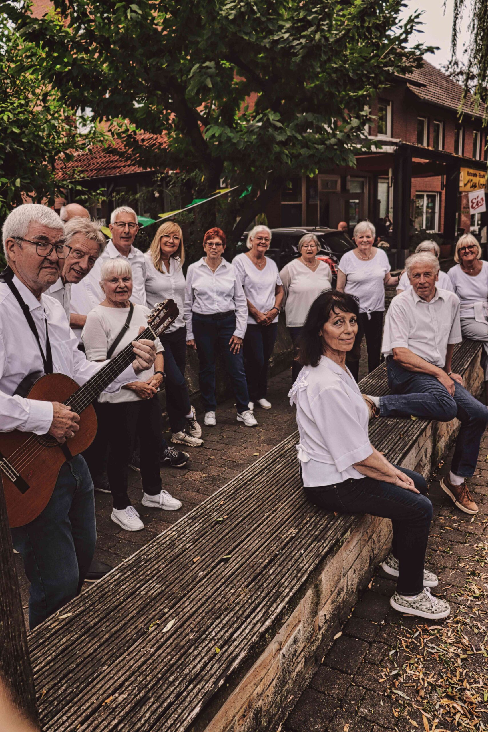Mühlenchor Brochterbeck: Brochterbeckerinnen und Ibbenbürener singen im Chor beim Mühlenteich in Tecklenburg-Brochterbeck