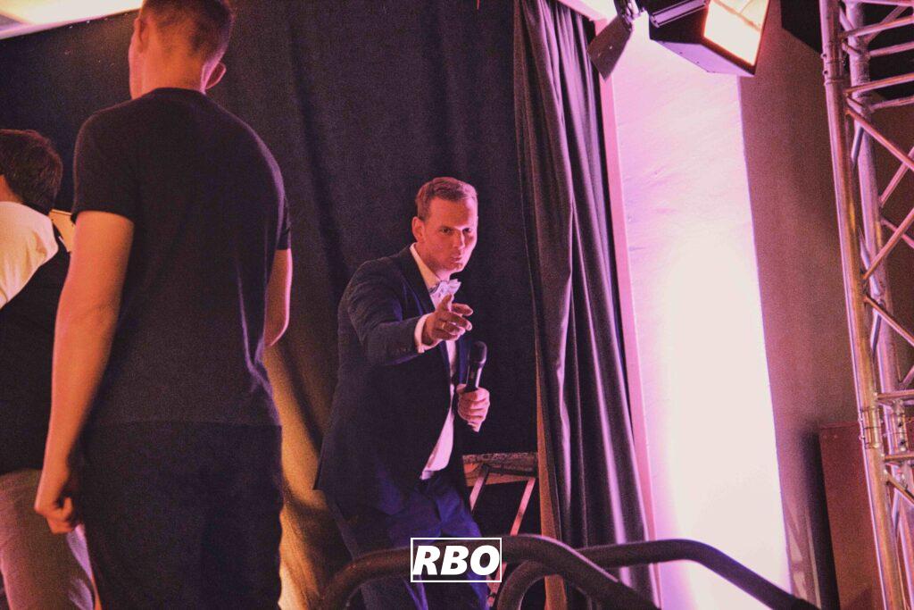 BroPally Dartsturnier 2025 in Tecklenburg-Brochterbeck: BSV Sportverein lädt zum Darts-Spaß in die Gaststätte Franz ein. Christian Wiechert, Moderator