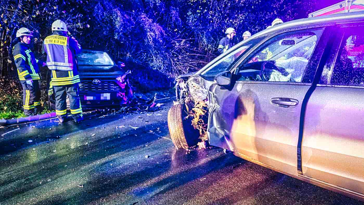 Zu einem schweren Verkehrsunfall kam es in Tecklenburg-Leeden auf der Natrup Hagener Straße. Ein Großaufgebot der Feuerwehr war vor Ort.
