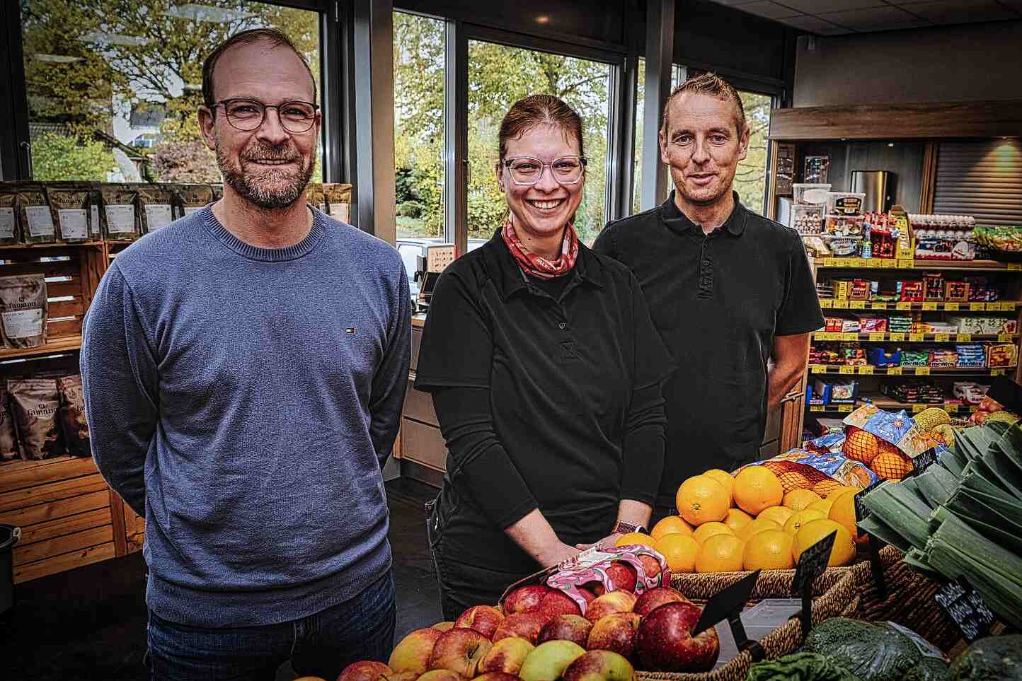 Verkäuferin Samantha Müller nach bestandener Zwischenprüfung im LebensMittelpunkt in Leeden – Beispiel gelungener Inklusion im Beruf.