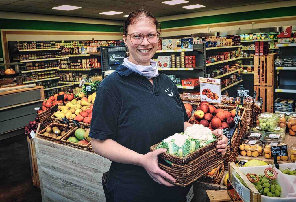 Verkäuferin Samantha Müller nach bestandener Zwischenprüfung im LebensMittelpunkt in Leeden – Beispiel gelungener Inklusion im Beruf.