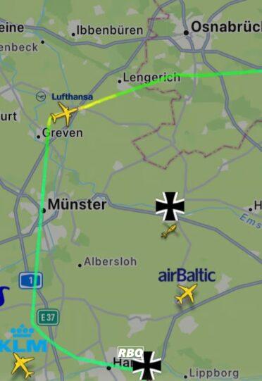 Tecklenburger Land: Bundeswehr-Übungen für den Ernstfall - im Tiefflug! Bundeswehr-Hubschrauber Nh-90 fliegt über Ortschaften in Nordrhein-Westfalen.