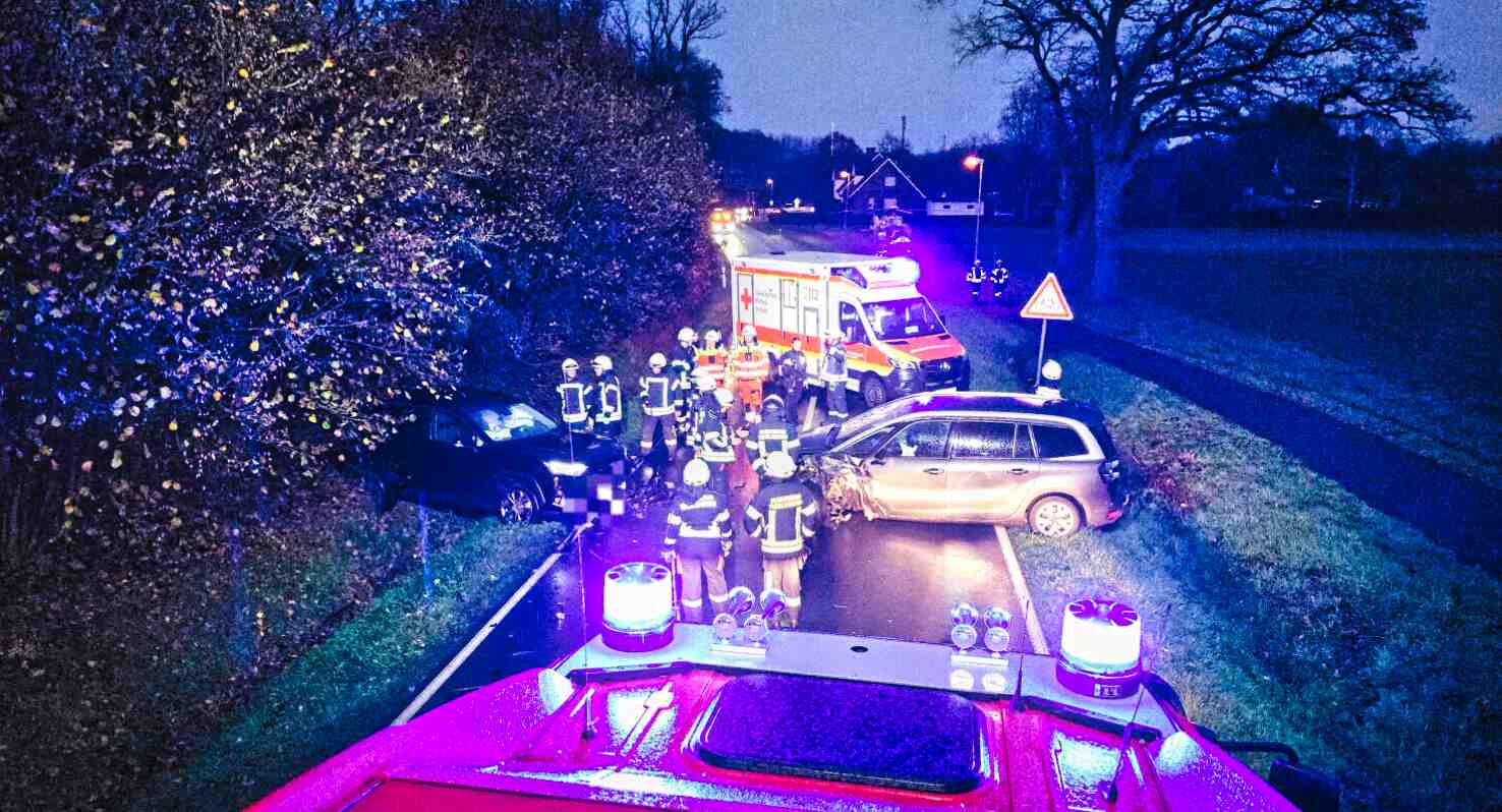Zu einem schweren Verkehrsunfall kam es in Tecklenburg-Leeden auf der Natrup Hagener Straße. Ein Großaufgebot der Feuerwehr war vor Ort. ©Feuerwehr