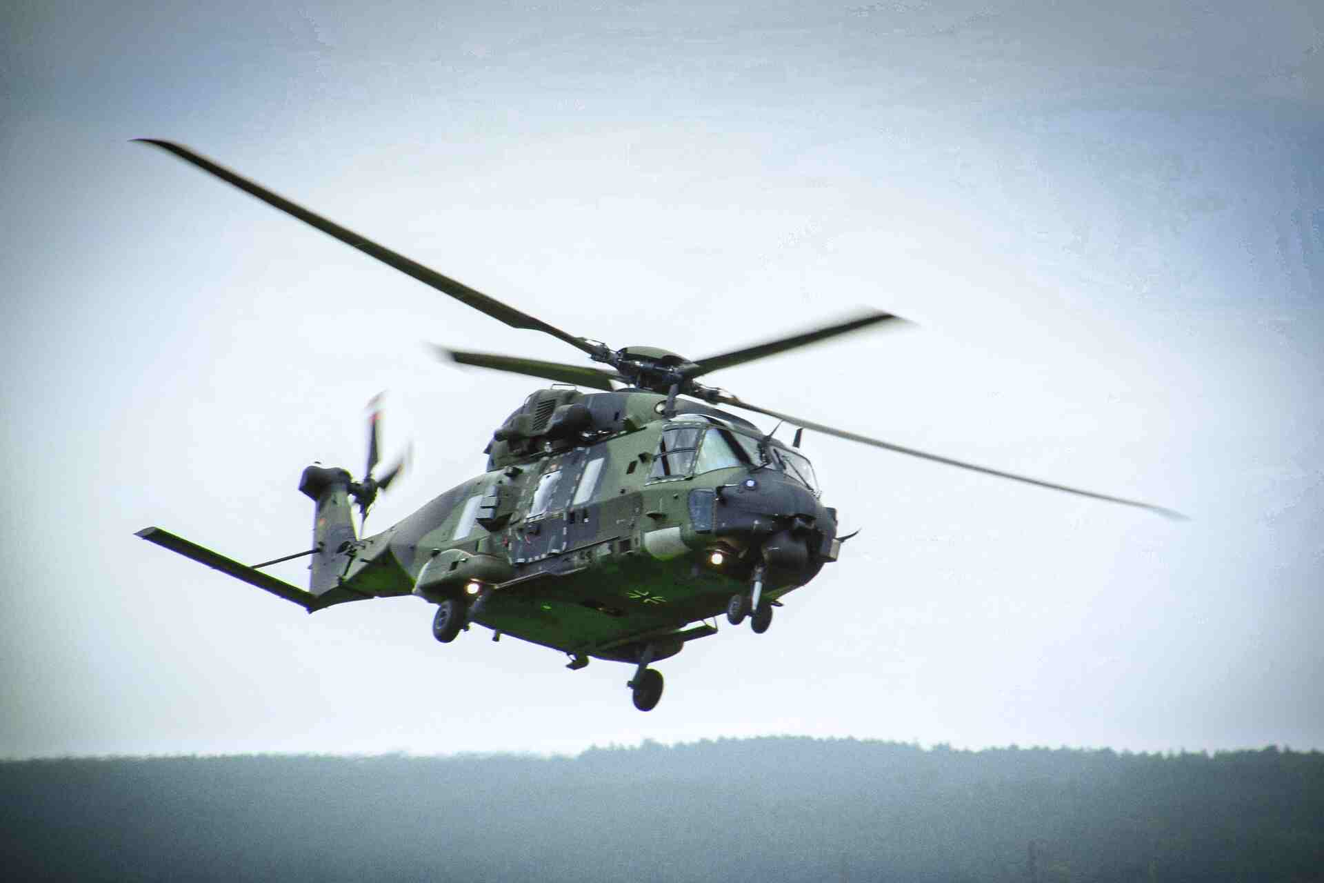 Tecklenburger Land: Bundeswehr-Übungen für den Ernstfall - im Tiefflug! Bundeswehr-Hubschrauber Nh-90 fliegt über Ortschaften in Nordrhein-Westfalen.