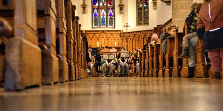 Weihnachtskonzert der Bocketaler in Brochterbeck, Musikverein spielt in der evangelischen Kirche weihnachtliches Konzert