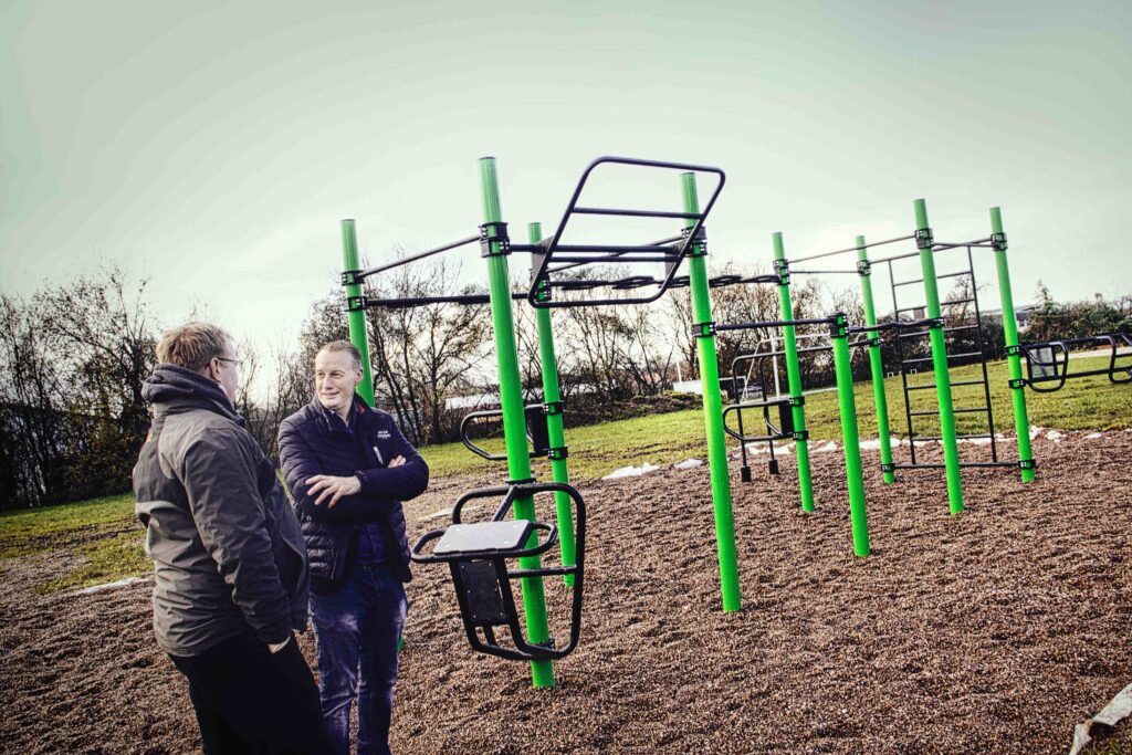 Im Activity-Park Brochterbeck: BSV-Brochterbeck-Mann Maik Helmig und Bürgermeister Stefan Streit weihen Calisthenics-Park/Fitnesspark ein. Foto: Simon Drees