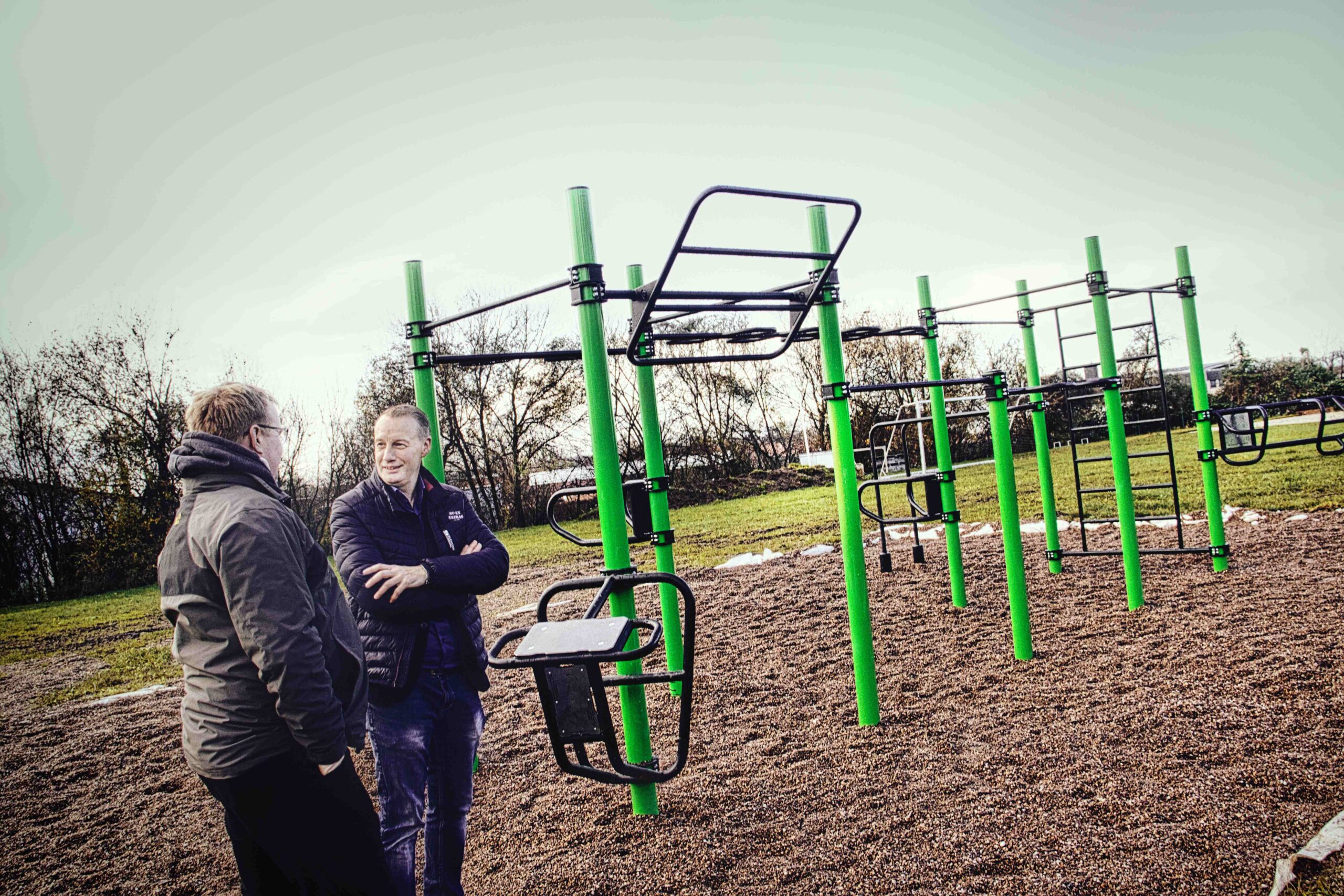 Im Activity-Park Brochterbeck: BSV-Brochterbeck-Mann Maik Helmig und Bürgermeister Stefan Streit weihen Calisthenics-Park/Fitnesspark ein. Foto: Simon Drees