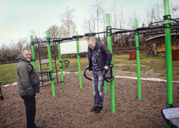 Im Activity-Park Brochterbeck: BSV-Brochterbeck-Mann Maik Helmig und Bürgermeister Stefan Streit weihen Calisthenics-Park/Fitnesspark ein. Foto: Simon Drees