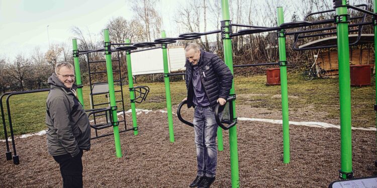 Im Activity-Park Brochterbeck: BSV-Brochterbeck-Mann Maik Helmig und Bürgermeister Stefan Streit weihen Calisthenics-Park/Fitnesspark ein. Foto: Simon Drees