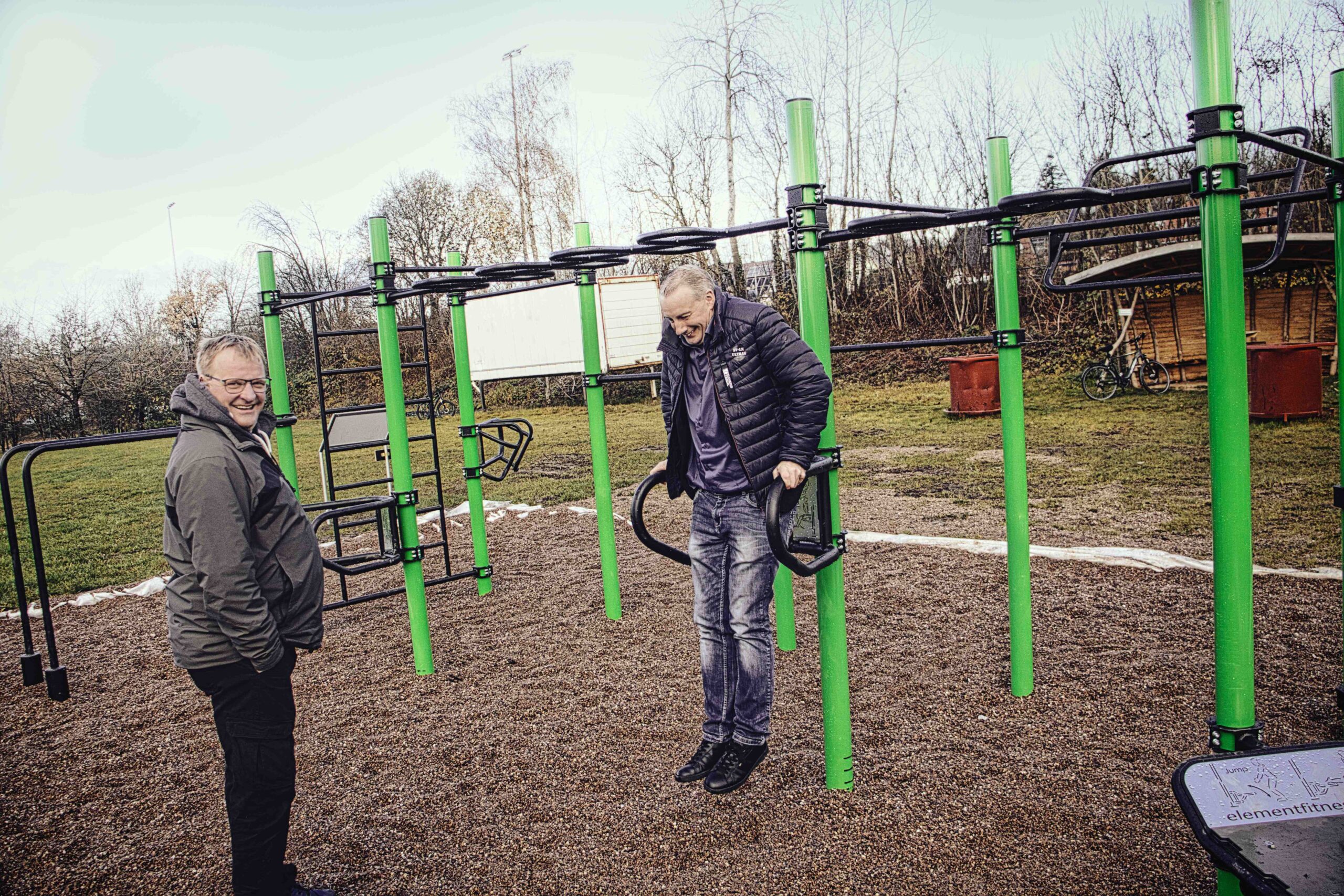 Im Activity-Park Brochterbeck: BSV-Brochterbeck-Mann Maik Helmig und Bürgermeister Stefan Streit weihen Calisthenics-Park/Fitnesspark ein. Foto: Simon Drees