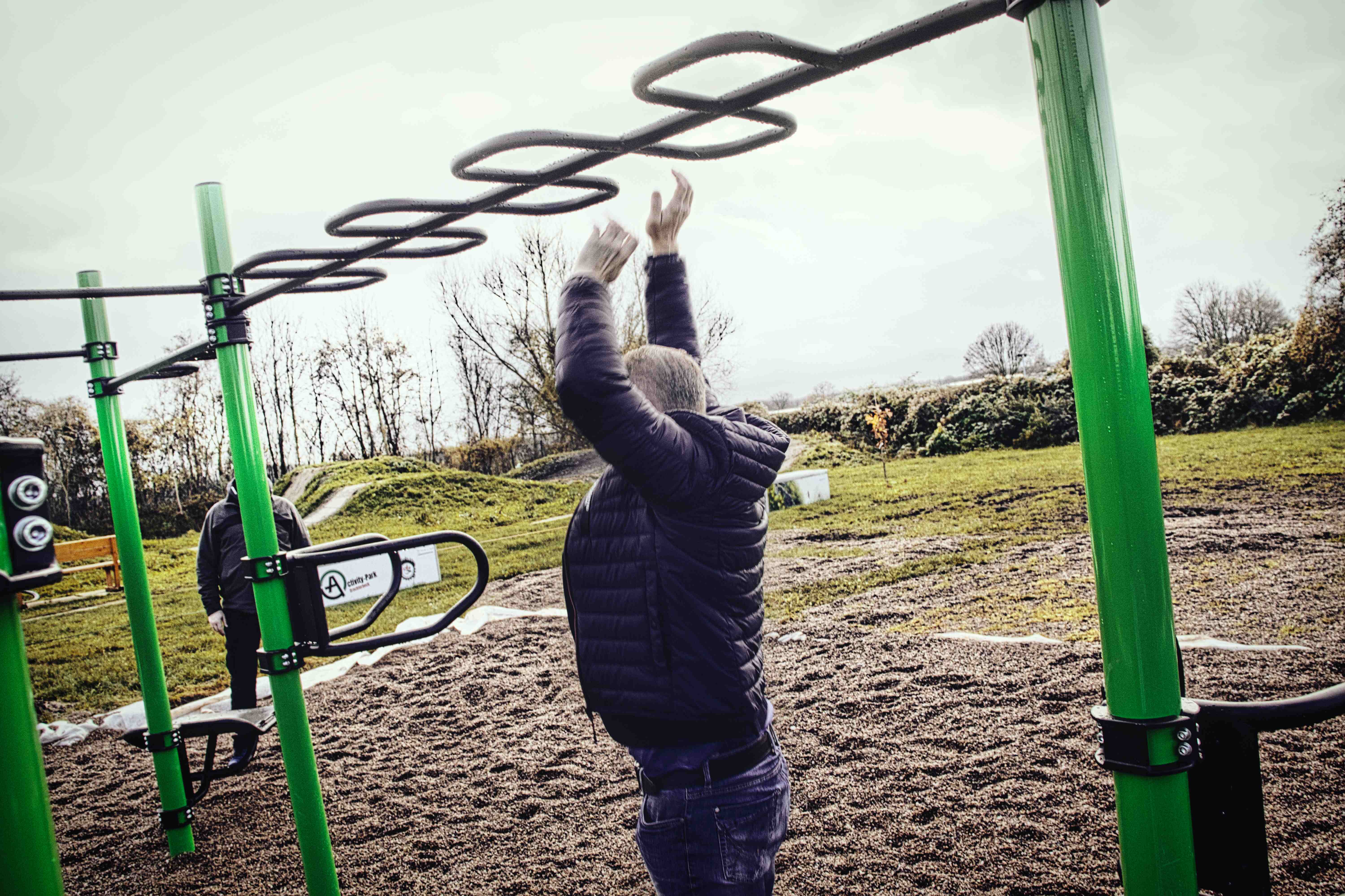 Im Activity-Park Brochterbeck: BSV-Brochterbeck-Mann Maik Helmig und Bürgermeister Stefan Streit weihen Calisthenics-Park/Fitnesspark ein. Foto: Simon Drees