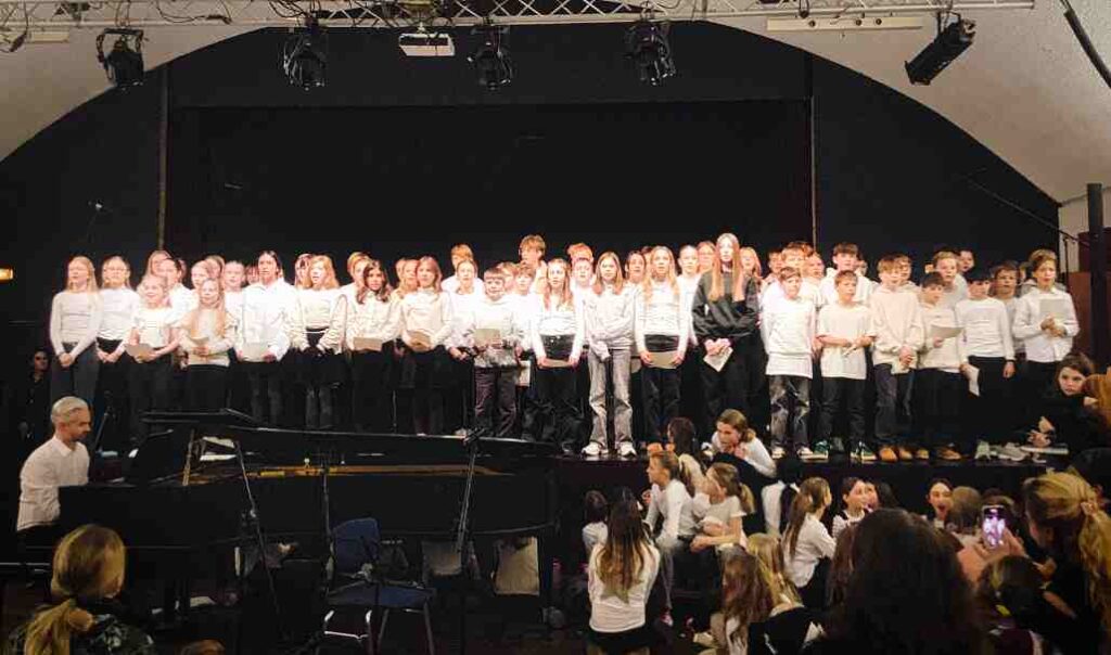 GAG-Weihnachtskonzert in Tecklenburg: Schüler des Graf Adolf Gymnasiums spielen ein Winterkonzert und versammeln sich auf der Bühne.