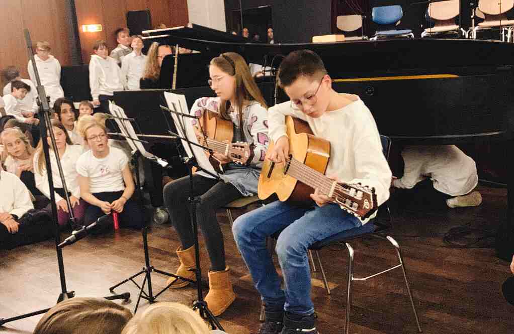 GAG-Weihnachtskonzert in Tecklenburg: Schüler des Graf Adolf Gymnasiums spielen ein Winterkonzert und versammeln sich auf der Bühne.