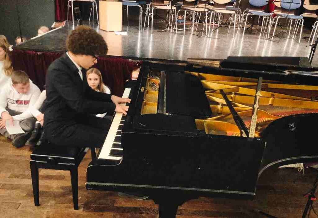GAG-Weihnachtskonzert in Tecklenburg: Schüler des Graf Adolf Gymnasiums spielen ein Winterkonzert und versammeln sich auf der Bühne.