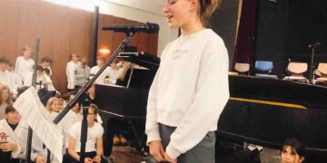 GAG-Weihnachtskonzert am Graf-Adolf-Gymnasium in Tecklenburg - Schülerin singt