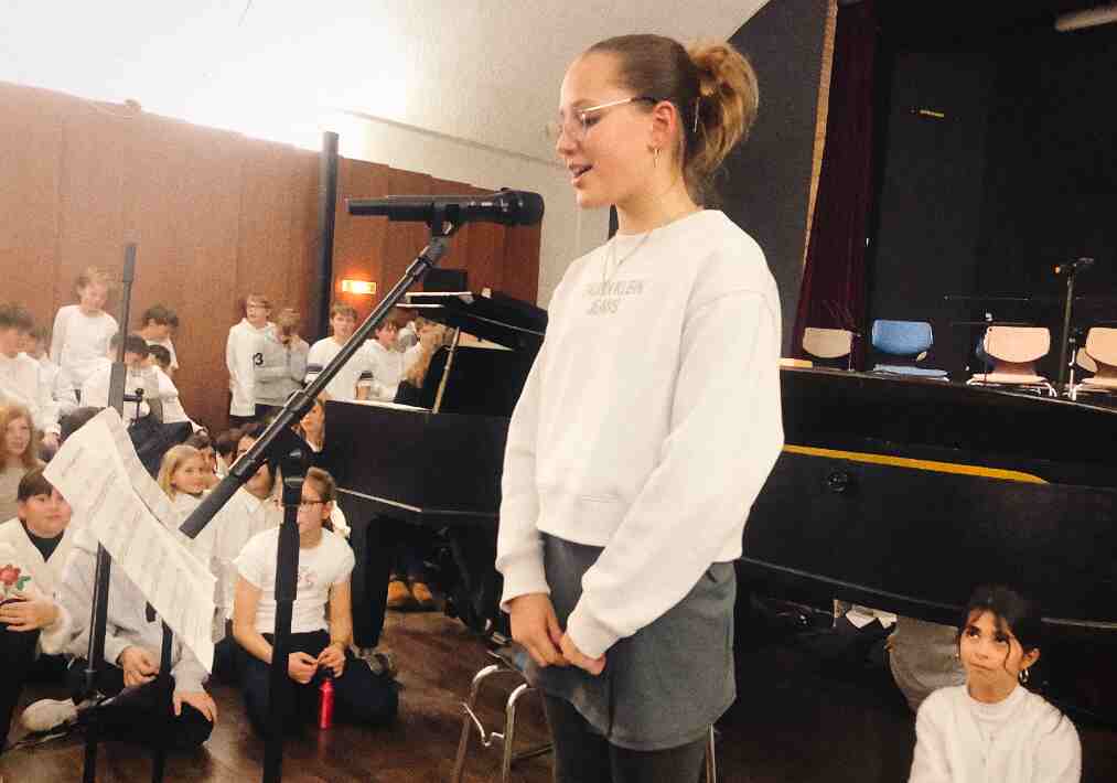 GAG-Weihnachtskonzert in Tecklenburg: Schüler des Graf Adolf Gymnasiums spielen ein Winterkonzert und versammeln sich auf der Bühne.