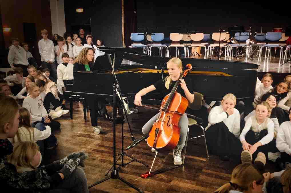 GAG-Weihnachtskonzert in Tecklenburg: Schüler des Graf Adolf Gymnasiums spielen ein Winterkonzert und versammeln sich auf der Bühne.