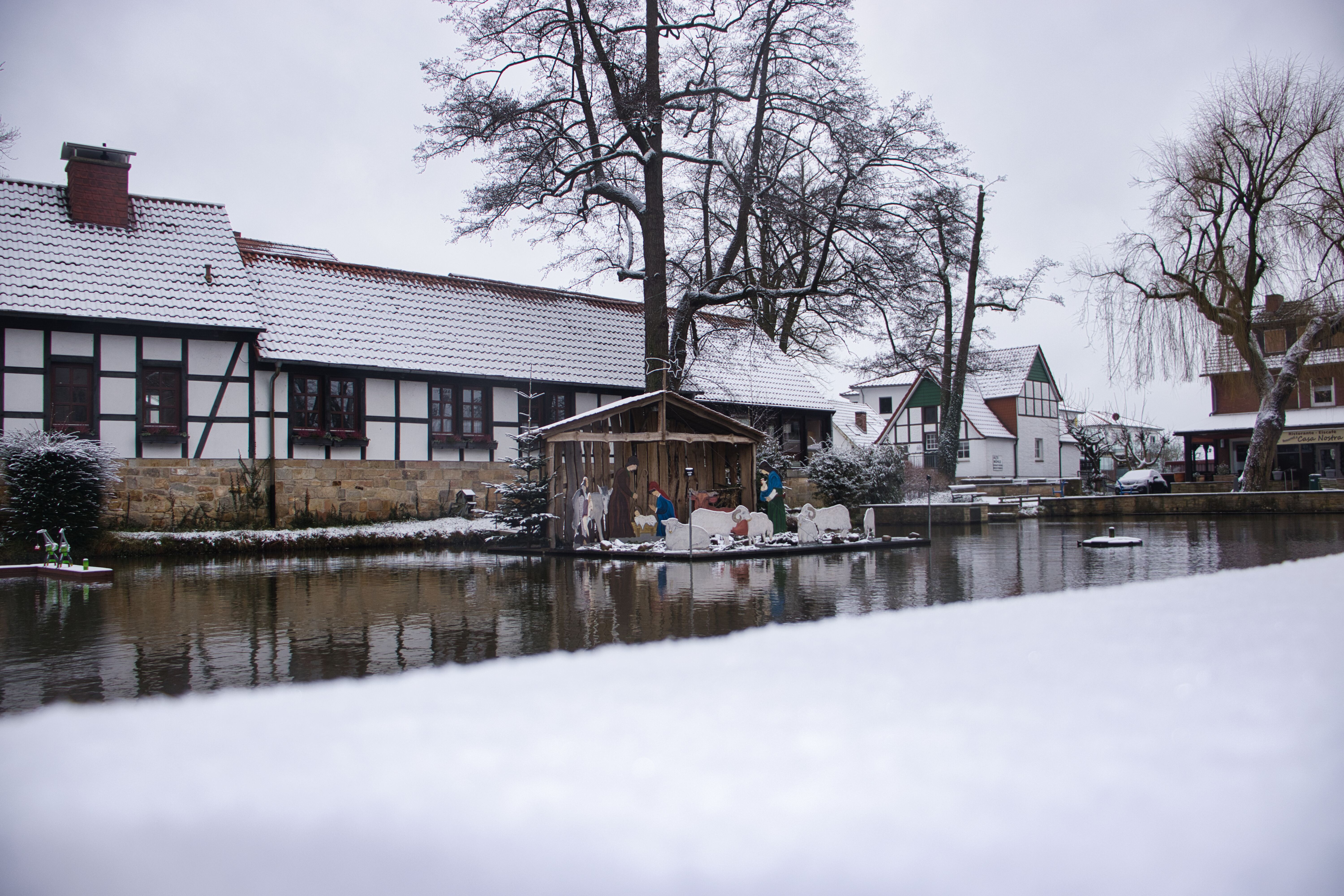 Schnee in Tecklenburg & Brochterbeck: Weiße Weihnachten? Die Krippe am Mühlenteich in Brochterbeck ist im Dezember bedeckt vom Schnee