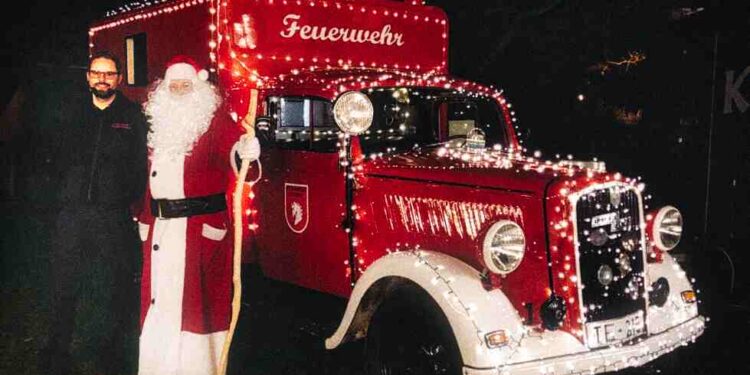 Coca-Cola-Truck in Leeden?? Nikolaus besucht Feierabendmarkt in Tecklenburg.Leeden