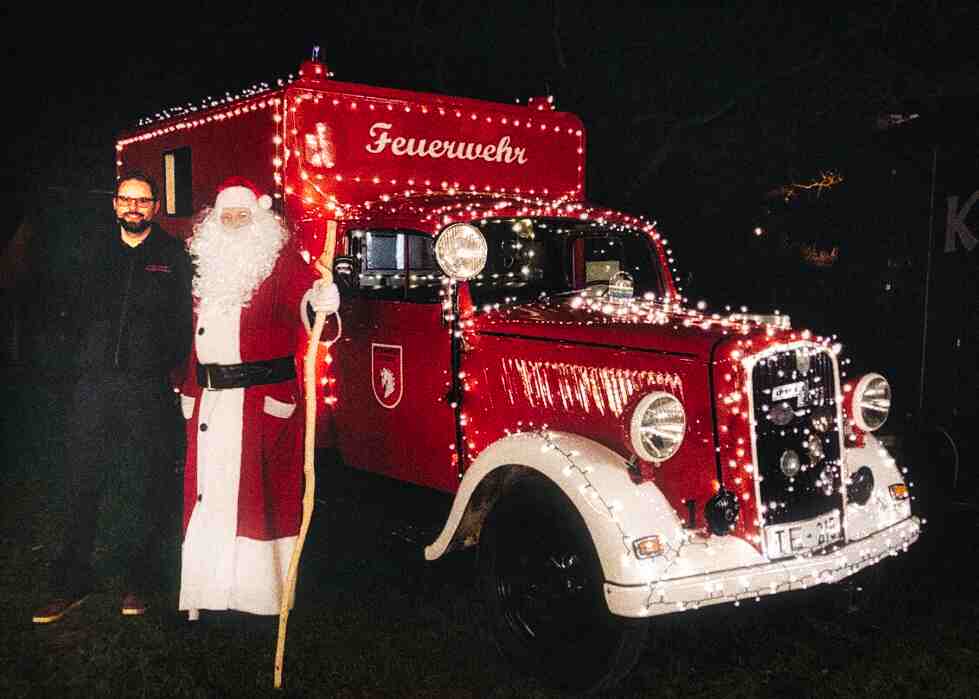 Nikolaus in Leeden! Oldtimer klaut Cola-Truck die Show