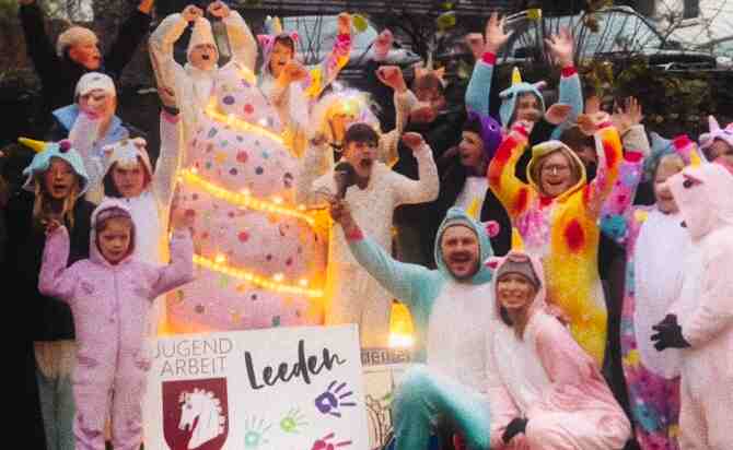 Leeden baut ein Einhorn-Horn für eine Aktion von Radio RST. Dabei zeigt sich: Zusammen kann man alles schaffen - emotionales Video aus Leeden