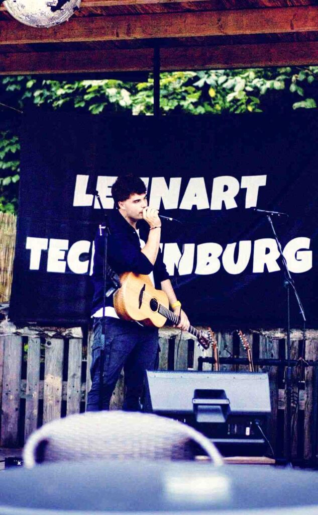 Lennart Tecklenburg ist Musiker aus Hagen a.TW. Er spielt am GAG in Tecklenburg (Graf-Adolf-Gymnasium) Pausenkonzerte für den guten Zweck. Ein Interview.