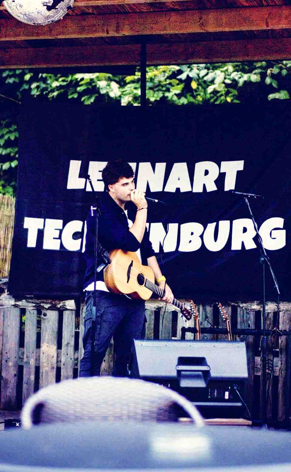 Lennart Tecklenburg ist Musiker aus Hagen a.TW. Er spielt am GAG in Tecklenburg (Graf-Adolf-Gymnasium) Pausenkonzerte für den guten Zweck. Ein Interview.