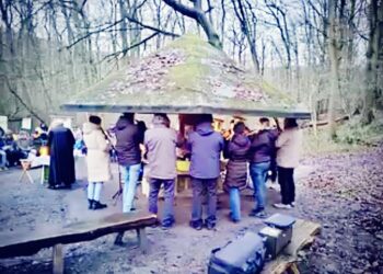 Wald-Weihnachtsgottesdienst in Brochterbeck am Pilz im Bocketal findet auch 2025 statt.