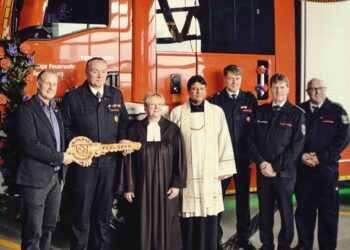 Feuerwehr Tecklenburg-Brochterbeck: Segnung des neuen Feuerwehrgerätehauses mit Bürgermeister Stefan Streit und Löschzugsleiter Bernd Bäumer aus Brochterbeck