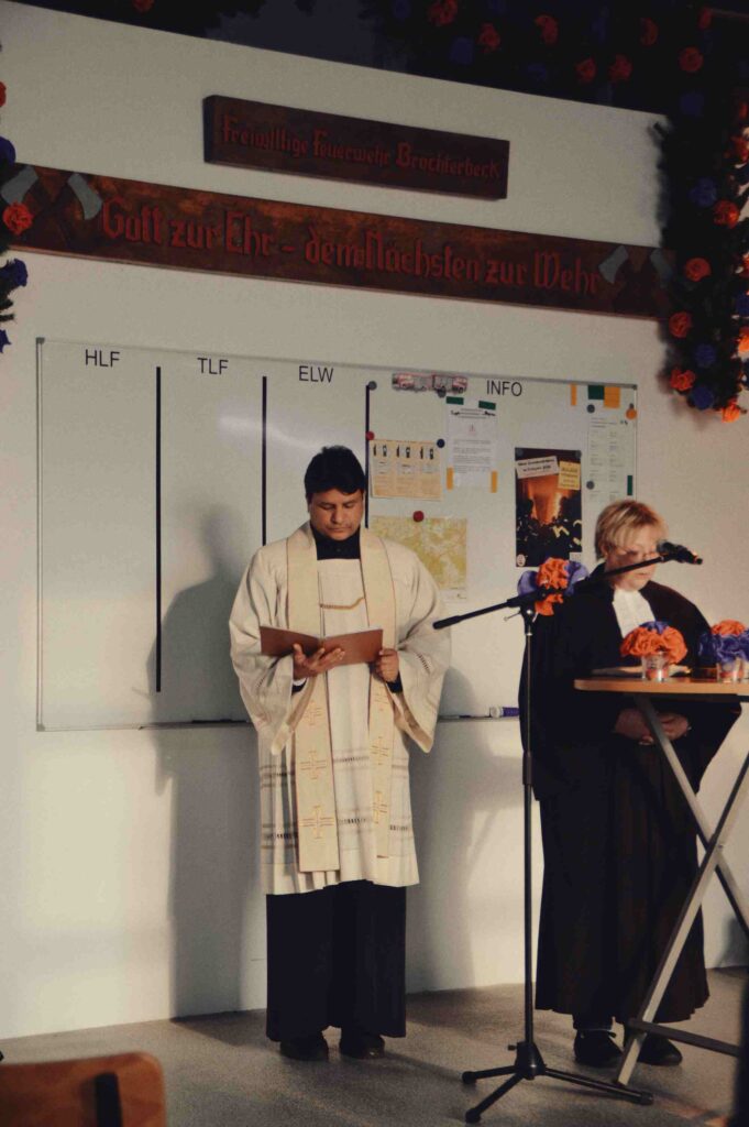 Pastor Paul Kodannur bei der Segnung des Feuerwehrhauses in Tecklenburg-Brochterbeck
