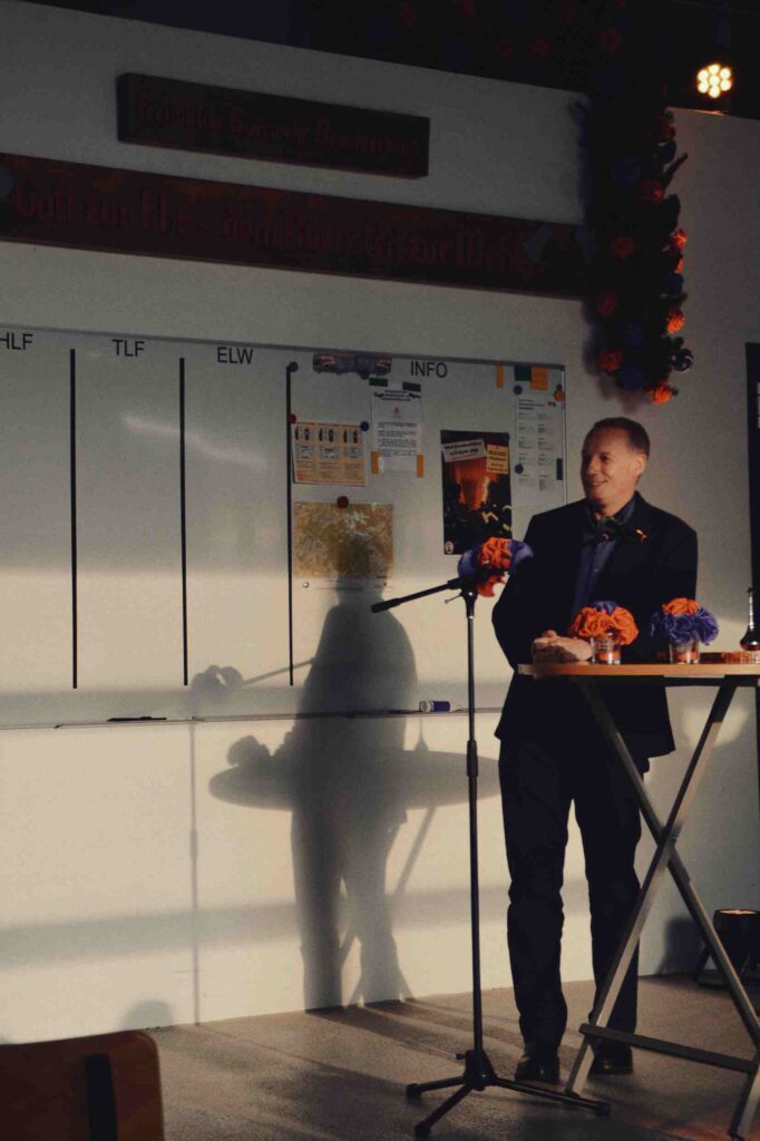 Tecklenbrugs Bürgermeister Stefan Streit (SPD) spricht Grußworte bei der Segnung des Feuerwehrhauses in Brochterbeck des Löschzugs der freiwilligen Feuerwehr