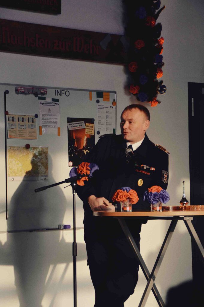 Löschzugführer Bernd Bäumer (Brochterbeck) spricht Grußworte bei der Segnung des Feuerwehrhauses in Brochterbeck des Löschzugs der freiwilligen Feuerwehr