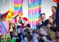 Kinderkarneval in Tecklenburg-Brochterbeck. En Event organisiert vom BSV, Brochterbecker Sportverein, Kinder tanzen fröhlich zur Karnevalsmusik.