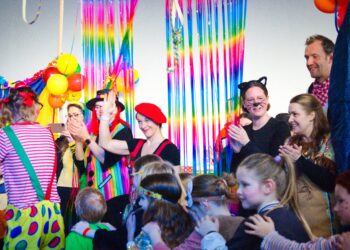 Kinderkarneval in Tecklenburg-Brochterbeck. En Event organisiert vom BSV, Brochterbecker Sportverein, Kinder tanzen fröhlich zur Karnevalsmusik.