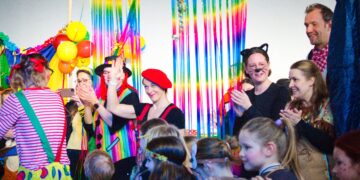 Kinderkarneval in Tecklenburg-Brochterbeck. En Event organisiert vom BSV, Brochterbecker Sportverein, Kinder tanzen fröhlich zur Karnevalsmusik.
