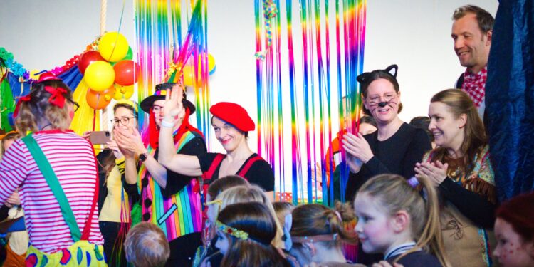 Kinderkarneval in Tecklenburg-Brochterbeck. En Event organisiert vom BSV, Brochterbecker Sportverein, Kinder tanzen fröhlich zur Karnevalsmusik.