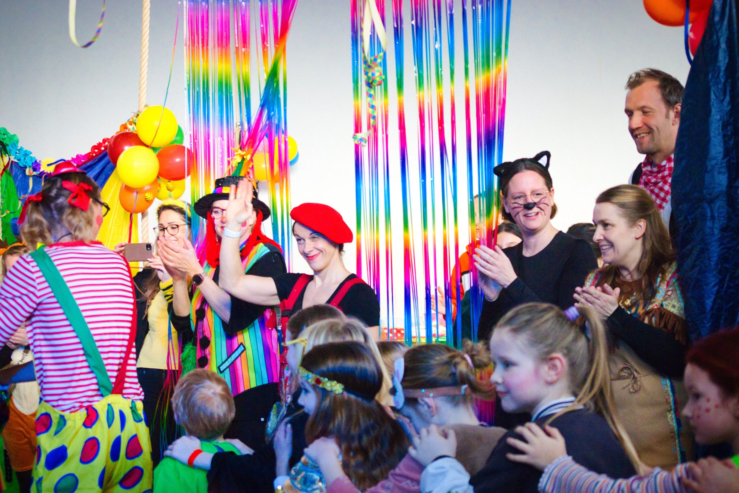 Kinderkarneval in Tecklenburg-Brochterbeck. En Event organisiert vom BSV, Brochterbecker Sportverein, Kinder tanzen fröhlich zur Karnevalsmusik.