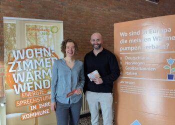 Im Tecklenburger Rathaus: Ausstellung zur Wärmepumpe energiesprechstunde-tecklenburg-rathaus-waermepumpen-klimaschutzmanagerin-rbo.jpg