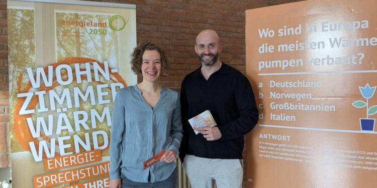 Im Tecklenburger Rathaus: Ausstellung zur Wärmepumpe energiesprechstunde-tecklenburg-rathaus-waermepumpen-klimaschutzmanagerin-rbo.jpg