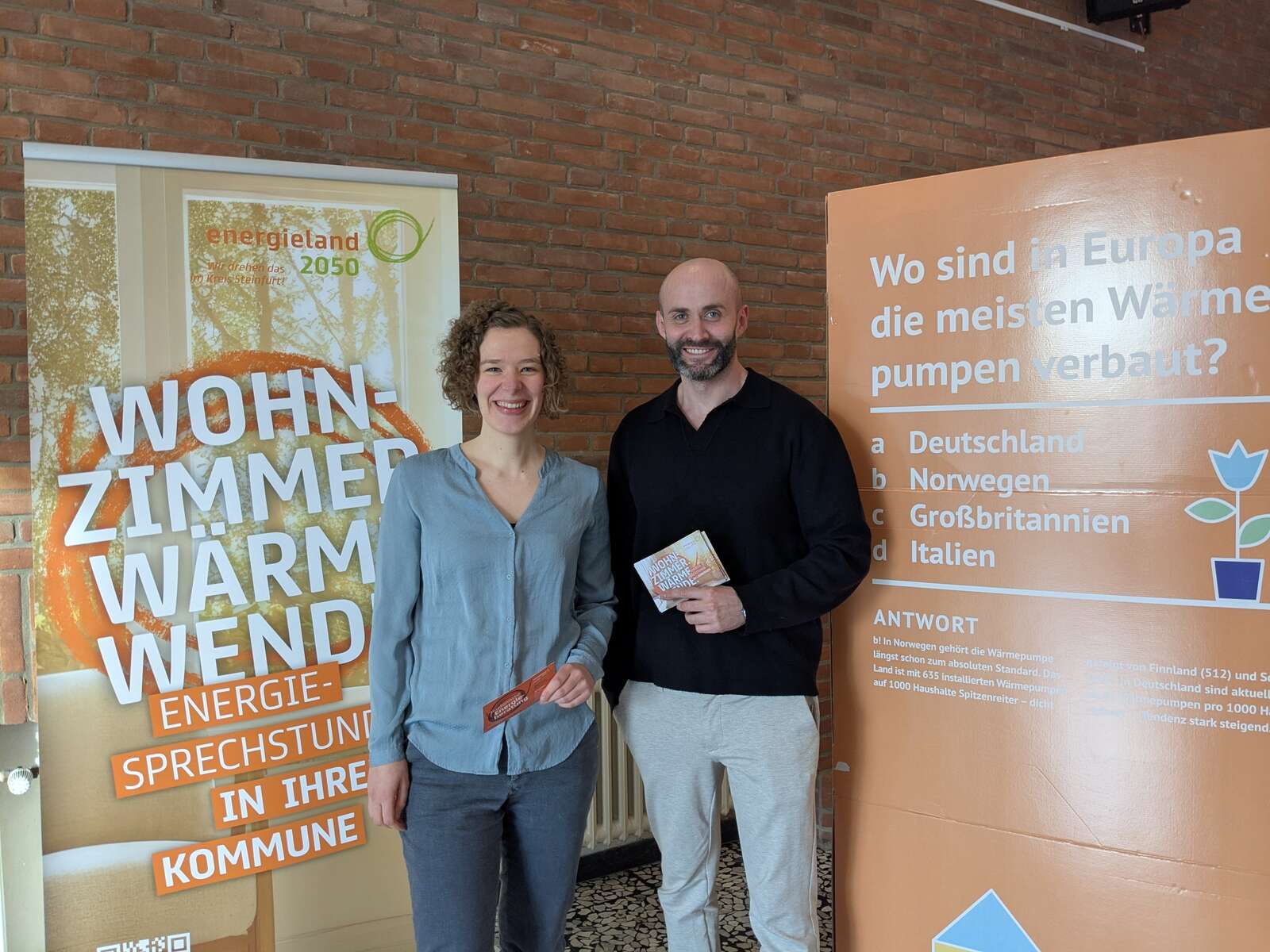 Im Tecklenburger Rathaus: Ausstellung zur Wärmepumpe energiesprechstunde-tecklenburg-rathaus-waermepumpen-klimaschutzmanagerin-rbo.jpg